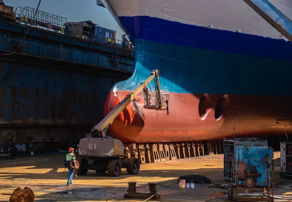 Çernomorsk Ukrayna 2021 Çernomorsk Tersanesi Nin Kuru Rıhtımında Geminin Altını — Stok fotoğraf