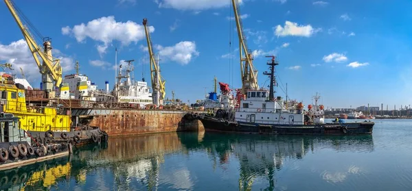 Çernomorsk Ukrayna 2021 Güneşli Bir Bahar Gününde Çernomorsk Tersanesinde Römork — Stok fotoğraf