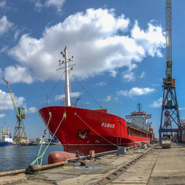 Chernomorsk Oekraïne 2021 Groot Schip Pier Scheepswerf Chernomorsk Een Zonnige — Stockfoto