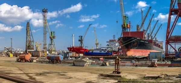 Chernomorsk Ucrânia 2021 Grandes Navios Cais Estaleiro Chernomorsk Dia Ensolarado — Fotografia de Stock