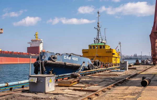 Çernomorsk Ukrayna 2021 Güneşli Bir Bahar Gününde Çernomorsk Tersanesinde Römork — Stok fotoğraf