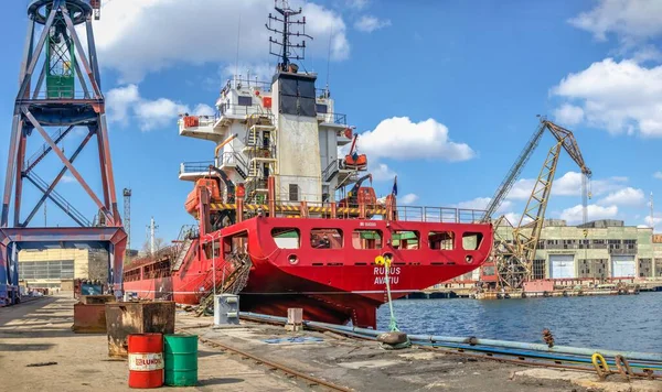 Chernomorsk Oekraïne 2021 Groot Schip Pier Scheepswerf Chernomorsk Een Zonnige — Stockfoto