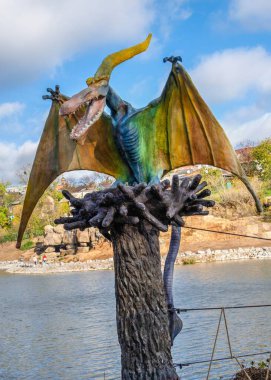 07.11.2020. Uman, Ukrayna. Fantezi parkındaki bir pterodactyl heykeli Nova Sofiyivka, Uman, Ukrayna, güneşli bir sonbahar gününde