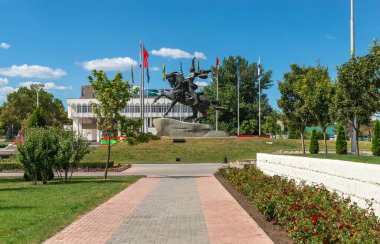 Tiraspol, Moldova 06.09.2021. Güneşli bir yaz gününde Tiraspol, Transnistria veya Moldova 'daki Alexander Suvorov Meydanı