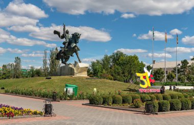 Tiraspol, Moldova 06.09.2021. Güneşli bir yaz gününde Tiraspol, Transnistria veya Moldova 'daki Alexander Suvorov Meydanı