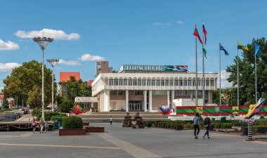 Tiraspol, Moldova 06.09.2021. Güneşli bir yaz gününde Tiraspol, Transnistria veya Moldova 'daki Catherine Park yakınlarındaki modern bina