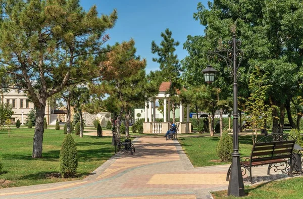 Tiraspol, Moldova 06.09.2021. Güneşli bir yaz gününde Tiraspol, Transnistria veya Moldova 'daki Alexander Suvorov Meydanı