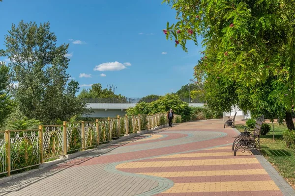Tiraspol, Moldova 06.09.2021. Güneşli bir yaz gününde, Tiraspol, Transnistria veya Moldova 'daki Catherine Park