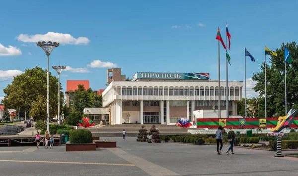 Tiraspol, Moldova 06.09.2021. Güneşli bir yaz gününde Tiraspol, Transnistria veya Moldova 'daki Catherine Park yakınlarındaki modern bina