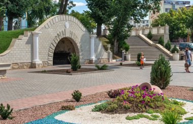 Tiraspol, Moldova 06.09.2021. Güneşli bir yaz gününde Tiraspol, Transnistria veya Moldova 'daki Alexander Suvorov Meydanı