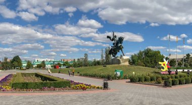 Tiraspol, Moldova 06.09.2021. Güneşli bir yaz gününde Tiraspol, Transnistria veya Moldova 'daki Alexander Suvorov anıtı