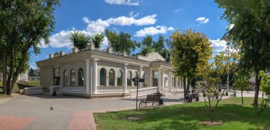 Tiraspol, Moldova 06.09.2021. Güneşli bir yaz gününde Tiraspol, Transnistria veya Moldova 'daki Catherine Park' ın konser salonu