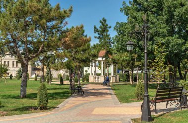 Tiraspol, Moldova 06.09.2021. Güneşli bir yaz gününde Tiraspol, Transnistria veya Moldova 'daki Alexander Suvorov Meydanı