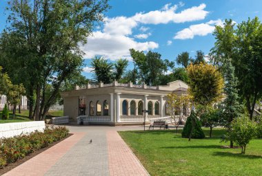 Tiraspol, Moldova 06.09.2021. Güneşli bir yaz gününde Tiraspol, Transnistria veya Moldova 'daki Alexander Suvorov Meydanı