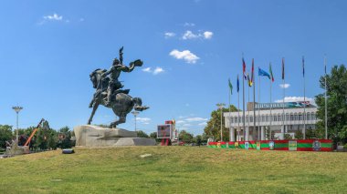 Tiraspol, Moldova 06.09.2021. Güneşli bir yaz gününde Tiraspol, Transnistria veya Moldova 'daki Alexander Suvorov anıtı