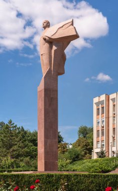 Tiraspol, Moldova 06.09.2021. Güneşli bir yaz gününde Tiraspol, Transnistria veya Moldova 'daki Vladimir Lenin anıtı