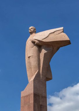 Tiraspol, Moldova 06.09.2021. Güneşli bir yaz gününde Tiraspol, Transnistria veya Moldova 'daki Vladimir Lenin anıtı