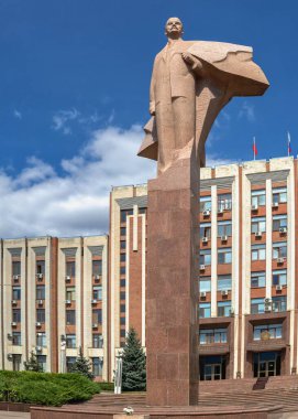 Tiraspol, Moldova 06.09.2021. Güneşli bir yaz gününde Tiraspol, Transnistria veya Moldova 'daki Vladimir Lenin anıtı