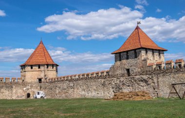 Bender, Moldova 06.09.2021. Güneşli bir yaz gününde Bender, Transnistria veya Moldova 'daki Tighina Kalesi' nin kale duvarları ve kuleleri