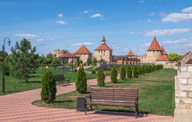 Bender, Moldova 06.09.2021. Alexander Nevsky Park ve Tighina Kalesi Bender, Transnistria veya Moldova 'da güneşli bir yaz gününde