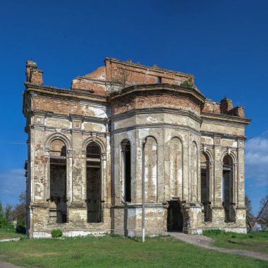 Ukrayna 'nın Odessa bölgesindeki Lymanske köyündeki Kutsal Bakire Meryem' in Varsayımının Terk Edilmiş Katedrali