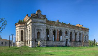 Ukrayna 'nın Odessa bölgesindeki Lymanske köyündeki Kutsal Bakire Meryem' in Varsayımının Terk Edilmiş Katedrali