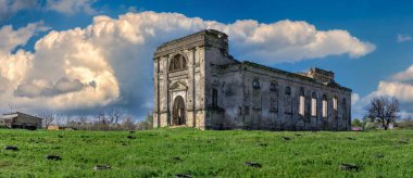 Ukrayna 'nın Odessa bölgesindeki Kamenka köyündeki Kutsal Bakire Meryem' in Varsayımı için terk edilmiş Katolik Kilisesi.