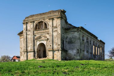 Ukrayna 'nın Odessa bölgesindeki Kamenka köyündeki Kutsal Bakire Meryem' in Varsayımı için terk edilmiş Katolik Kilisesi.