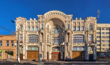 05.09.2021. Kropyvnytskyi, Ukrayna. Ukrayna 'nın Kropyvnytskyi kentindeki sanat müzesi ve resim galerisi güneşli bir bahar sabahı
