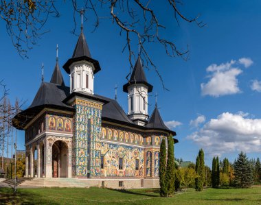 Neamt Manastırı, Romanya 10.15.2025. Neamt Manastırı kompleksi içinde yer alan Hozevit Aziz Ioan Kilisesi. Güzel, canlı dış görünüş freskleri, Moldova tarzı. 