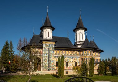Neamt Manastırı, Romanya. 10.15.2025. Aziz Ioan Yakup Kilisesi 'nin ayırt edici bir dış görünüşü, Çavuş. Romanya 'nın Moldavya kentindeki yaşamsal ve antik bir Ortodoks merkezi olan Neamt Manastırı' ndaki Ioan Lacob Hozevitul 