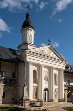 Neamt Manastırı, Romanya. 15 Ekim 2025. Lord Church 'ün yükselişi Neamt Manastırı' nın kalbi, en eski ve en önemli Ortodoks merkezi. Ortaçağ Moldova mimarisi taş ve tuğladan inşa edilmiştir. 