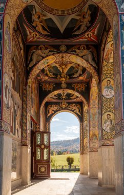 Neamt Manastırı, Romanya 10.15.2025. Neamt Manastırı kompleksi içinde yer alan Hozevit Aziz Ioan Kilisesi. Güzel, canlı dış görünüş freskleri, Moldova tarzı. 