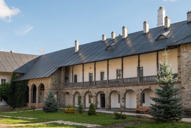 Neamt Manastırı, Romanya 10.15.2025. Lord Church 'ün yükselişi Neamt Manastırı' nın kalbi, en eski ve en önemli Ortodoks merkezi. Ortaçağ Moldova mimarisi taş ve tuğladan inşa edilmiştir. 