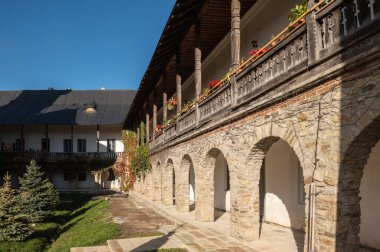 Neamt Manastırı, Romanya 10.15.2025. Lord Church 'ün yükselişi Neamt Manastırı' nın kalbi, en eski ve en önemli Ortodoks merkezi. Ortaçağ Moldova mimarisi taş ve tuğladan inşa edilmiştir. 