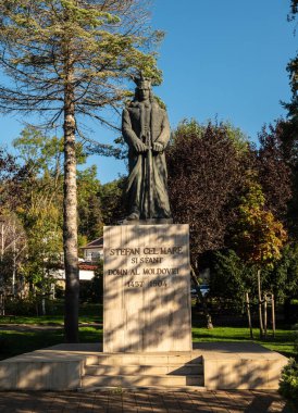 Piatra Neamt, Romanya 16.10.2025. Moldovalı hükümdar Büyük Stefan cel Mare 'nin Romanya' nın Piatra Neamt kentindeki bronz heykelinin alçak açılı dikey çekimi, kentin kurucusuna bir övgü niteliğinde.