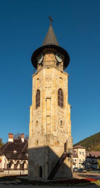 Piatra Neamt, Romanya 16.10.2025. Romanya 'nın Piatra Neamt kentinde bulunan tarihi çan kulesinin 15. yüzyıl Turnul Lui Stefan cel Mare' sinin dikey, tam boy çekimi.