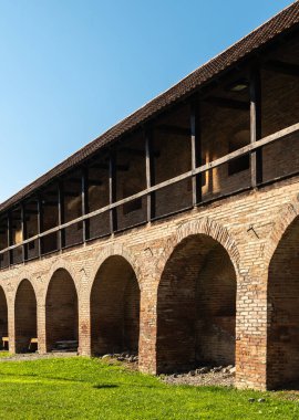 Targu Mures, Romanya - Ekim 17. 2025 yılı. Targu Mures, Transilvanya, Romanya 'da atari salonu ve ahşap üst geçitli günışığıyla aydınlatılmış ortaçağ tuğla kale duvarları tarihi mimariyi gözler önüne seriyor