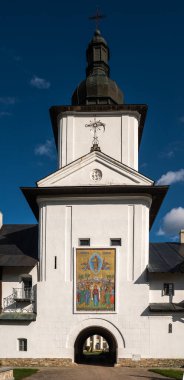 Neamt Manastırı, Romanya - 15 Ekim 2025. Neamt Manastırı 'ndaki tarihi manastır manzarası. Taş galerileri ve kemerler, Romanya 'daki manastır yaşamının asırlık mimari ve geleneklerini yansıtıyor