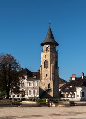 Piatra Neamt, Romanya 16.10.2025. Romanya 'nın Piatra Neamt kentinde bulunan tarihi çan kulesinin 15. yüzyıl Turnul Lui Stefan cel Mare' sinin dikey, tam boy çekimi.