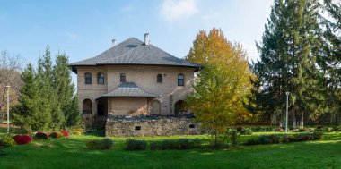 Galata Manastırı, Romanya. 23 Ekim. 2025 yılı. Romanya 'nın Iai kentindeki tarihi Galata Manastırı' nın çan kulesi ve savunma taş duvarı, ortaçağ mimarisi sergilenen açık mavi gökyüzüne karşı duruyor.