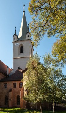 Targu Mures, Romanya - Ekim 17. 2025 yılı. Targu Mures Kalesi 'nin içindeki tarihi Reform Kilisesi. Açık mavi gökyüzünün altında ortaçağ tuğlası ve beyaz alçı bulunuyor.