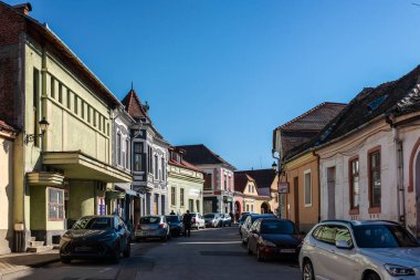 Medya, Romanya - Ekim 20.2025. Medya 'da Kral Ferdinand Meydanı' nda güneşli bir gün, canlı tarihi mimari, rahat kaldırım kafeleri,