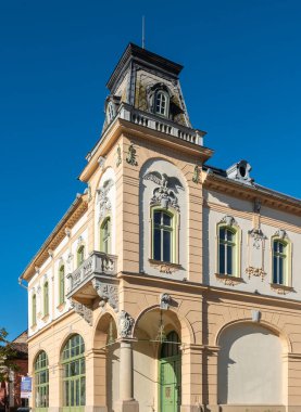 Medya, Romanya - Ekim 20.2025. Medyada klasik kemerler ve dekoratif taş oymaların yer aldığı tarihi bir anıt ve kültür merkezi olan Schuller Evi 'nin süslü cephesi