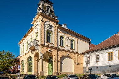 Medya, Romanya - Ekim 20.2025. Medyada klasik kemerler ve dekoratif taş oymaların yer aldığı tarihi bir anıt ve kültür merkezi olan Schuller Evi 'nin süslü cephesi
