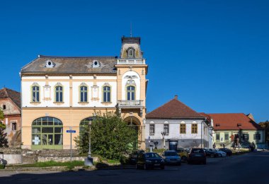 Medya, Romanya - Ekim 20.2025. Medyada klasik kemerler ve dekoratif taş oymaların yer aldığı tarihi bir anıt ve kültür merkezi olan Schuller Evi 'nin süslü cephesi