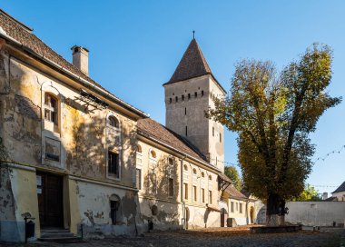 Medya, Romanya - Ekim 20.2025. Tarihi Trompetçiler Kulesi 'nin manzarası ve ortaçağ medyasının açık mavi gökyüzünün altındaki güçlendirilmiş kilise duvarları.