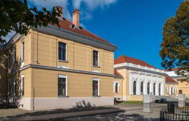 Alba Iulia, Romanya - Ekim 19.2025. Union Hall, Alba Carolina Kalesi içinde kemerli pencereleri ve kırmızı kiremitli çatıları olan sarı neoklasik bir cepheye sahiptir.