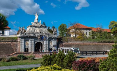 Alba Iulia, Romanya - Ekim 19.2025. Muhteşem barok Üçüncü Kapı, Romanya 'daki tarihi Alba Carolina Kalesi' ne görkemli bir giriş olarak hizmet veren ayrıntılı taş oymalar ve heykeller içeriyor.