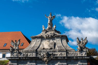 Alba Iulia, Romanya - Ekim 19.2025. Muhteşem barok Üçüncü Kapı, Romanya 'daki tarihi Alba Carolina Kalesi' ne görkemli bir giriş olarak hizmet veren ayrıntılı taş oymalar ve heykeller içeriyor.